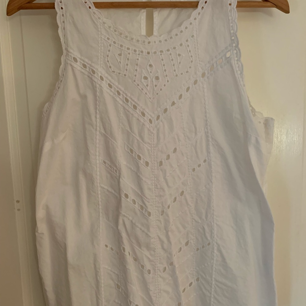 Pretty White Gap eyelet tank size S